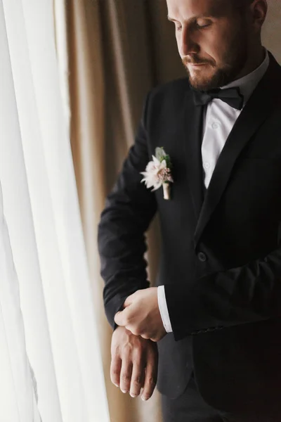 Stilvoller Bräutigam Anzug Und Fliege Fenster Selbstbewusstes Und Glückliches Porträt — Stockfoto