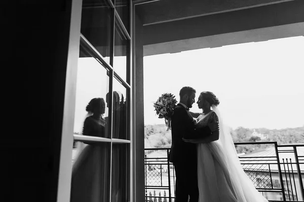 Hinreißende Braut Und Stilvolle Bräutigam Silhouetten Bei Fensterlicht Sinnliches Hochzeitspaar — Stockfoto