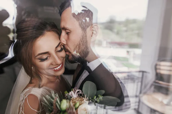 Великолепная Невеста Стильный Жених Нежно Обнимаются Окна Счастливая Супружеская Пара — стоковое фото