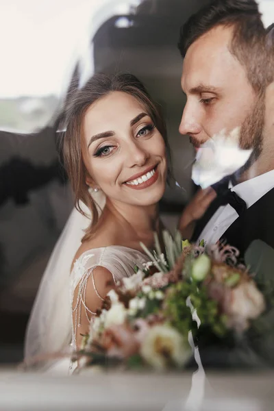 Underbara Brudparet Eleganta Försiktigt Kramar Fönster Sensuell Lyckliga Bröllopsparet Omfamna — Stockfoto