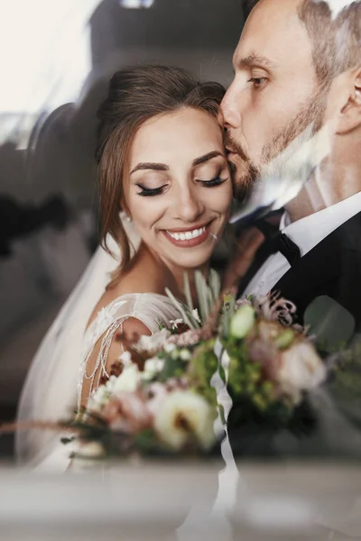 Wunderschöne Braut Und Stilvoller Bräutigam Küssen Sich Sanft Fenster Sinnliches — Stockfoto