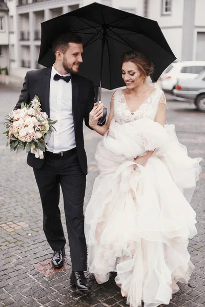 Prachtvolle Braut Und Stilvoller Bräutigam Spazieren Unter Regenschirm Durch Die — Stockfoto