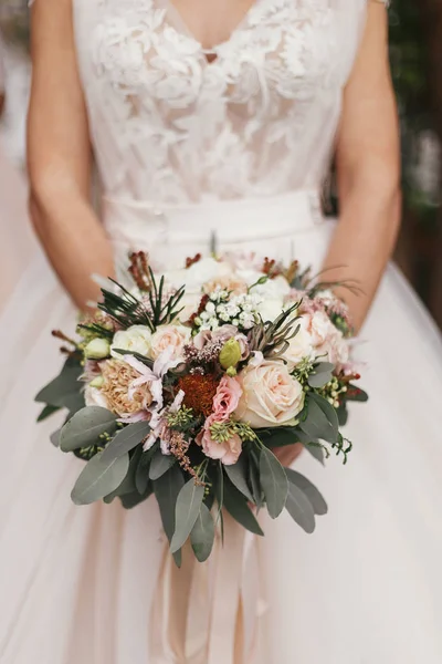 Великолепная Красивая Невеста Держащая Стильный Свадебный Букет Фоне Современной Одежды — стоковое фото