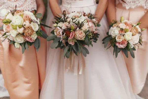 Vacker Brud Och Vackra Tärnor Holding Eleganta Bröllopsbuketter Bakgrund Moderna — Stockfoto