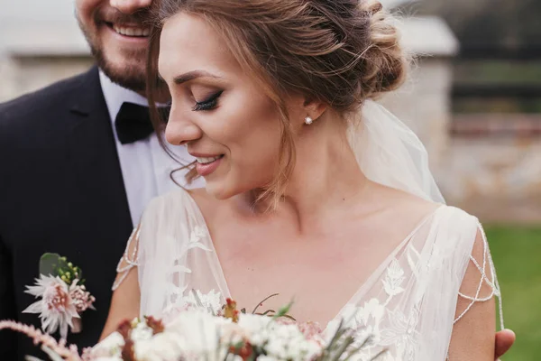 Vacker Brud Med Moderna Bukett Och Eleganta Brudgummen Försiktigt Kramar — Stockfoto