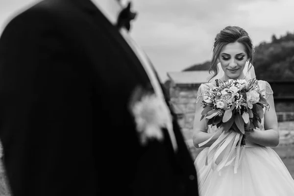 Linda Noiva Com Bouquet Moderno Olhando Para Noivo Elegante Sorrindo — Fotografia de Stock