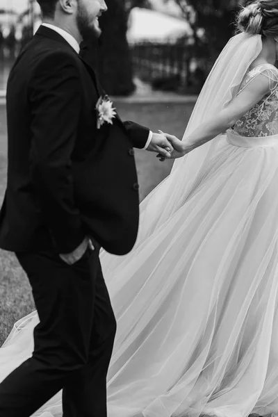 Wunderschöne Braut Und Stilvoller Bräutigam Händchen Haltend Und Draußen Spazierend — Stockfoto