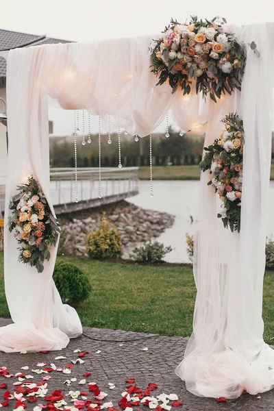 Elegante Bellissimo Arco Nuziale Con Grandi Mazzi Fiori Con Rose — Foto Stock
