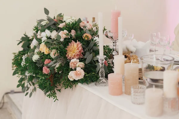 Belos Buquês Elegantes Com Rosas Velas Mesa Pastel Recepção Casamento — Fotografia de Stock