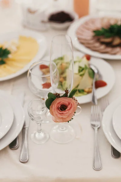 Copos Vazios Elegantes Prato Talheres Decoração Floral Mesa Recepção Casamento — Fotografia de Stock