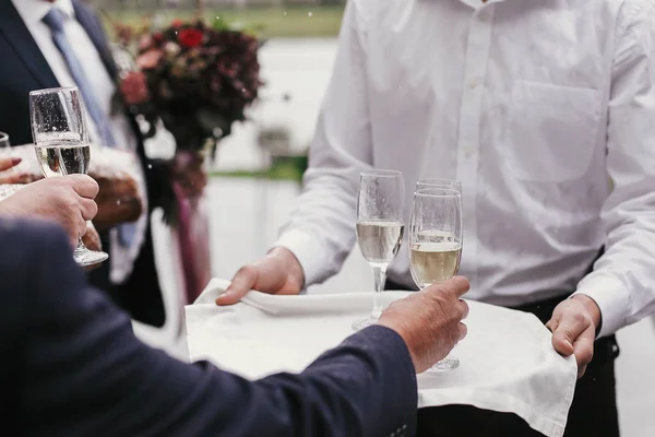 Официант Держит Поднос Бокалами Шампанского Подает Свадебный Прием Люди Приветствуют — стоковое фото