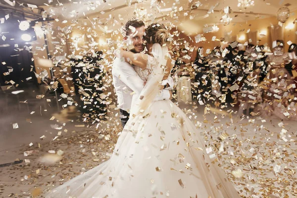 Prachtige Bruid Stijlvolle Bruidegom Dansen Onder Gouden Confetti Bruiloft Receptie — Stockfoto