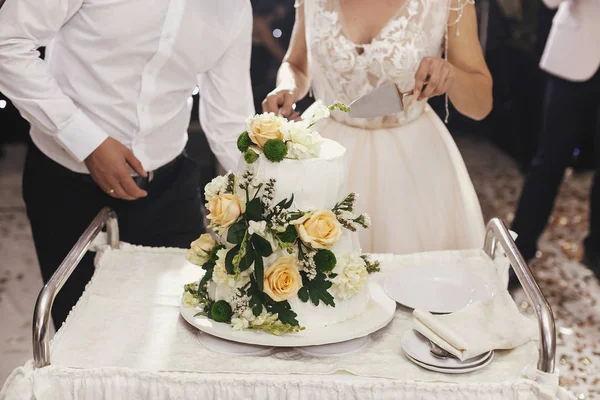 Hinreißende Braut Und Stilvoller Bräutigam Beim Anschneiden Einer Weißen Hochzeitstorte — Stockfoto