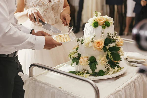 Великолепная Невеста Стильный Жених Резки Вместе Белый Свадебный Торт Розами — стоковое фото