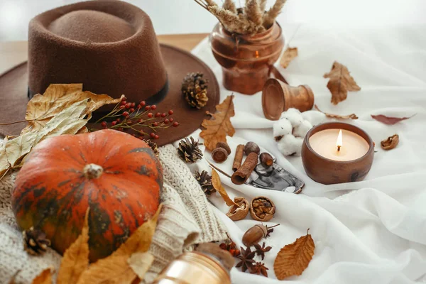 感恩节快乐的概念 美丽的南瓜 蜡烛灯 肉桂在柔软的白色背景 节日问候 舒适的秋天 — 图库照片