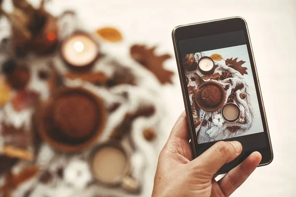 Celebración Mano Del Teléfono Toma Fotos Elegante Disposición Plana Otoño — Foto de Stock