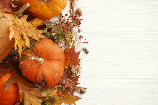 秋天平躺着 南瓜和秋天叶子 橡子在毛衣和质朴白色背景顶部看法 节日问候 文本的空间 感恩节快乐 — 图库照片