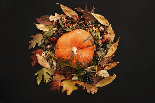 Happy Thanksgiving Flat Lay Pumpkin Fall Leaves Wreath Berries Nuts — Stock Photo, Image
