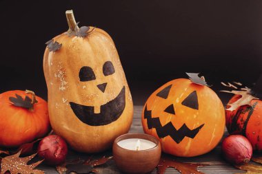 Mutlu Cadılar Bayramı kavramı. Pumpkins, mum ışığı ve ahşap arka plan üzerinde sonbahar yaprakları