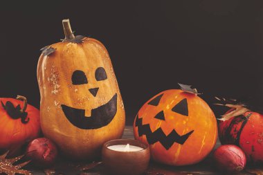 Mutlu Cadılar Bayramı kavramı. Pumpkins, mum ışığı ve ahşap arka plan üzerinde sonbahar yaprakları