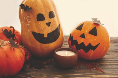 Mutlu Cadılar Bayramı kavramı. Pumpkins, mum ışığı ve ahşap arka plan üzerinde sonbahar yaprakları