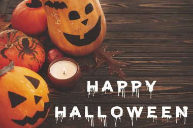 Mutlu Cadılar Bayramı kavramı. Pumpkins, mum ışığı ve ahşap arka plan üzerinde sonbahar yaprakları