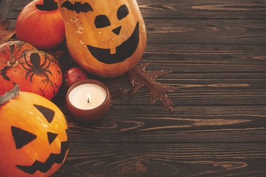 Mutlu Cadılar Bayramı kavramı. Pumpkins, mum ışığı ve ahşap arka plan üzerinde sonbahar yaprakları