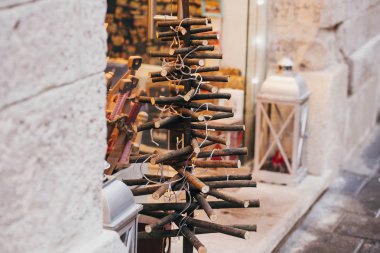 Avrupa şehri sokak ışıkları ile ahşap plakalar alternatif Noel ağacı. Basit Festival süsleri ve şehirde kış tatil aydınlatma. Eko Noel ağacı