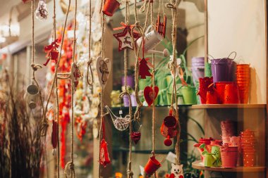 Rustik Noel süsler, ağaçlar, Avrupa şehir sokak penceresinde oyuncaklar. Basit Festival süsleri ve şehirde kış tatil aydınlatma. Ahşap armağan üstünde pencere