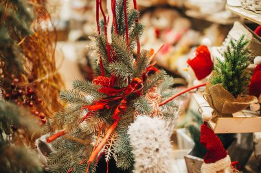 Avrupa şehri sokak penceresinde oyuncaklar ile rustik Noel ağacı. Basit Festival süsleri ve şehirde kış tatil aydınlatma. Armağan üstünde pencere
