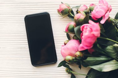 çok güzel pembe peonies ve telefon ile boş perde rustik beyaz ahşap arka plan, üstten görünüm, metin için yer. çiçek tebrik kartı mock-up, düz yatıyordu. mutlu anneler günü