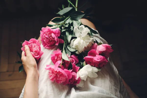 Chica Boho Vestido Bohemia Blanco Sosteniendo Hermosas Peonías Rosadas Las — Foto de Stock