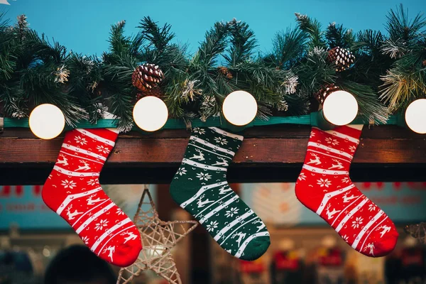 Stugor Med Snygga Juldekorationer Europeiska Marknaden Holiday Sockor Och Strumpor — Stockfoto