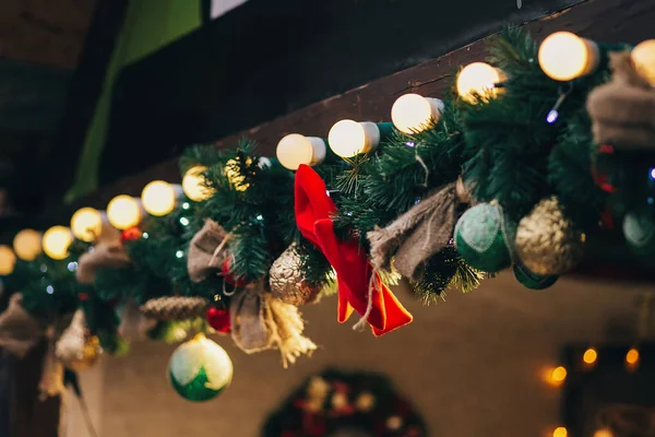 Stylový Věnec Světel Větve Jedle Vánoční Ozdoby Dřevěné Chatky Trhu — Stock fotografie