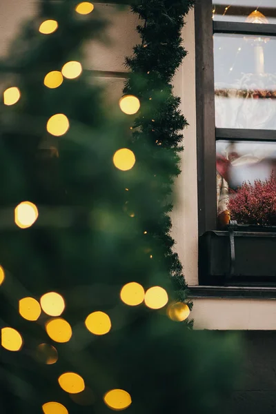 Şık Noel Süsleri Garland Işıklar Çam Dalları Ile Avrupa Şehri — Stok fotoğraf