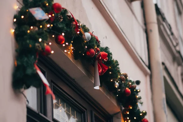 Elegantes Decoraciones Navideñas Luces Guirnalda Ramas Abeto Con Adornos Ventana —  Fotos de Stock