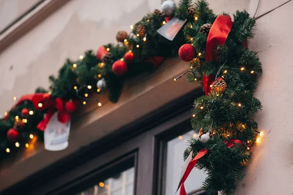 Elegant Juldekorationer Garland Lights Och Fir Grenar Med Ornament Fönster — Stockfoto