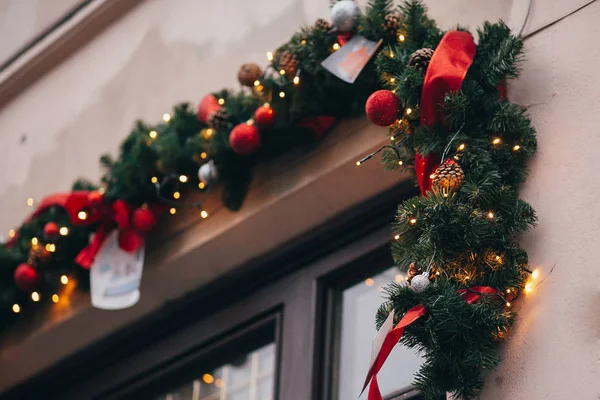 Stílusos Karácsonyi Díszek Koszorú Fények Fenyő Ágak Díszek Ablak Ban — Stock Fotó