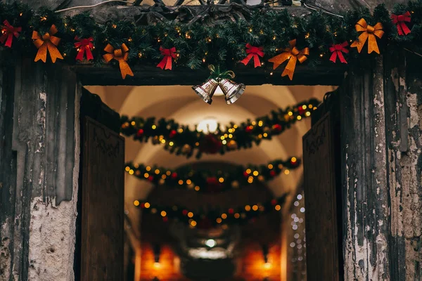 Стильні Різдвяні Прикраси Джинсові Дзвони Гірлянди Ялинкові Гілки Прикрасами Передній — стокове фото