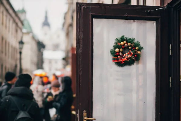 Традиционный Рождественский Венок Красными Безделушками Золотыми Украшениями Светом Старой Двери — стоковое фото