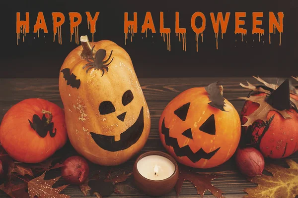 Happy Halloween Koncepcji Dynie Światło Świec Liści Jesienią Podłoże Drewniane — Zdjęcie stockowe