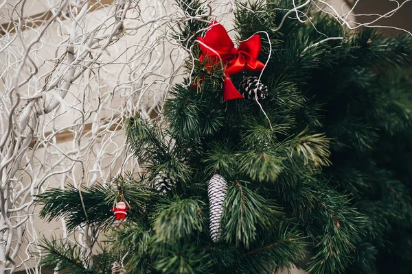Stilvolle Weihnachtsdekoration Grüner Adventskranz Mit Roten Schleifen Und Ornamenten Tannenzapfen — Stockfoto
