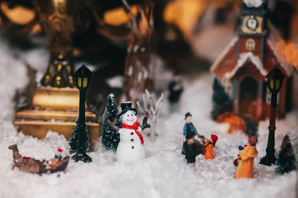 Magische Kleine Weihnachtsstadt Miniaturformat Mit Schnee Schneemann Lichtern Menschen Und — Stockfoto