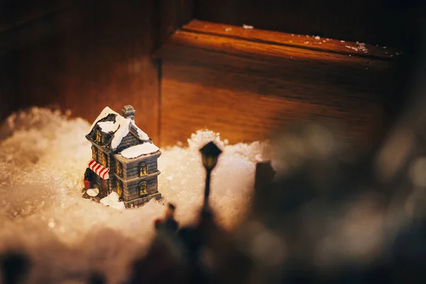 Волшебный Маленький Рождественский Город Миниатюре Снегом Огнями Домиками Игрушками Деревьями — стоковое фото