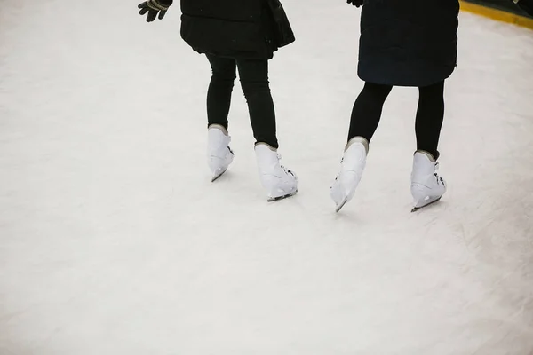 氷の上でスケート選手は冬の休日のヨーロッパの都市の中心部のリングします ホワイトで遊ぶ子供たちはアイス スケート リング 健康的な活動です 白いスケートで子供の足 — ストック写真