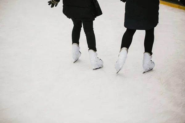 Ceskating Üzerinde Paten Patenciler Avrupa Şehir Merkezinde Kış Tatil Halka — Stok fotoğraf