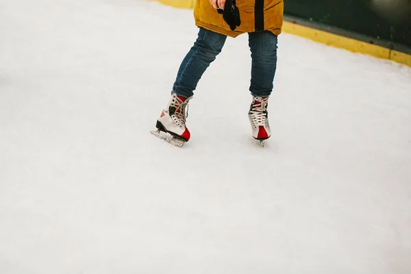 Конькобежцы Катаются Коньках Льду Центре Европейского Города Время Зимних Каникул — стоковое фото