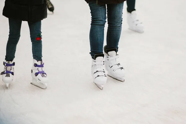 Schlittschuhlaufen Auf Dem Eislaufring Der Innenstadt Den Winterferien Kinder Spielen — Stockfoto