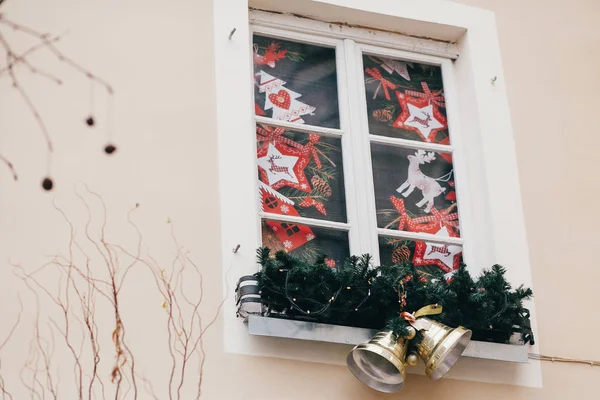 Стильні Різдвяні Прикраси Джинсові Дзвони Гірлянди Ялинкові Гілки Оленячі Вікна — стокове фото