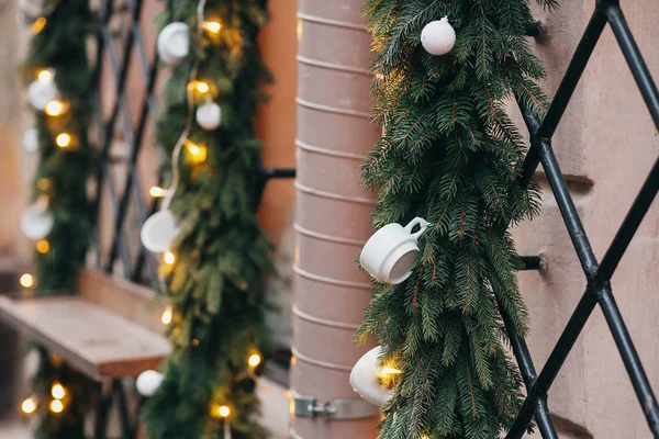 Стильні Різдвяні Прикраси Білі Керамічні Чашки Кави Або Чаю Гірлянди — стокове фото